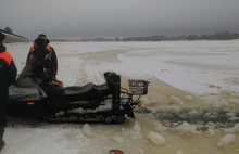 В Ярославле в районе Стрелки двое мужчин на снегоходе провалились под лед