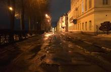 «Холодный» и дорогой: в Ярославле начался ямочный ремонт Волжской набережной