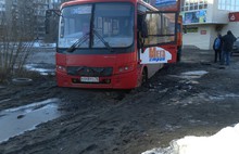 В Ярославле мусоровоз вытащил застрявшую в грязи маршрутку: фото