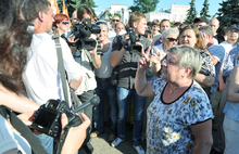 Никто из партийных соратников мэра Ярославля на народный сход в его защиту не пришел. Фоторепортаж