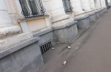 Пешеходы рискуют головой: в центре Ярославля рушатся фасады и балконы