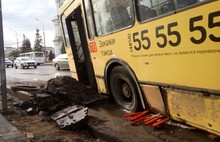 В самом центре Рыбинска троллейбус провалился в яму