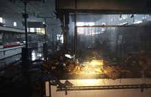 В МЧС распространили фото изнутри сгоревшего Дзержинского рынка