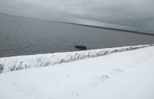 В Рыбинске машина плавает в Волге