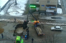 «Хорошо, что не в кипяток»: в Рыбинске сразу две машины ушли под землю   