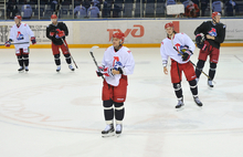 Хоккейный клуб Ярославля «Локомотив» провел открытую тренировку. С фото и видео