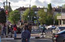 Пешеходов спас бордюр: видео ДТП с перевернувшимся в Ярославле автомобилем