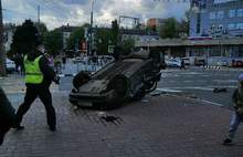 Пешеходов спас бордюр: видео ДТП с перевернувшимся в Ярославле автомобилем