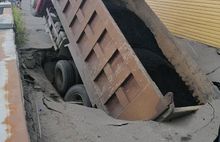 В Ярославле грузовик с асфальтом провалился под землю