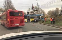 В Ярославле трамвай познакомил легковушку со столбом