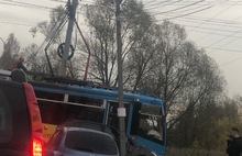 В Ярославле трамвай познакомил легковушку со столбом