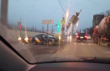 В Ярославле автомобиль такси снес светофор