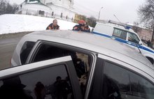В Ярославле появился пес, берущий в заложники чужие авто