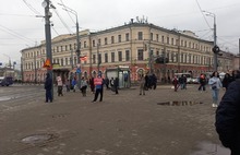 На Богоявленской площади в Ярославле пассажиров на остановке отгородили от протестующих