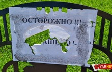 Скамейки в центре Ярославля «украсили» объявлениями «осторожно, окрашено»