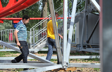 Новый гигантский аттракцион «Золотая стрела» в Ярославле стоит на обрезках бруса. С фото и видео