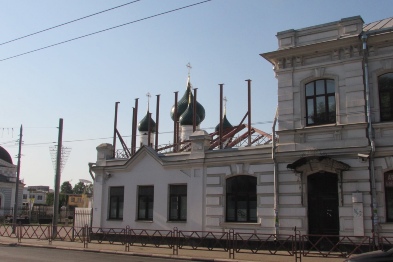 В Ярославле с разрешения властей у дома-памятника надстраивают этаж
