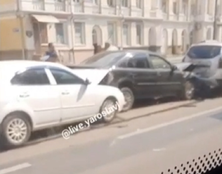 «Хороша гармошка»: в Ярославле столкнулись пять машин