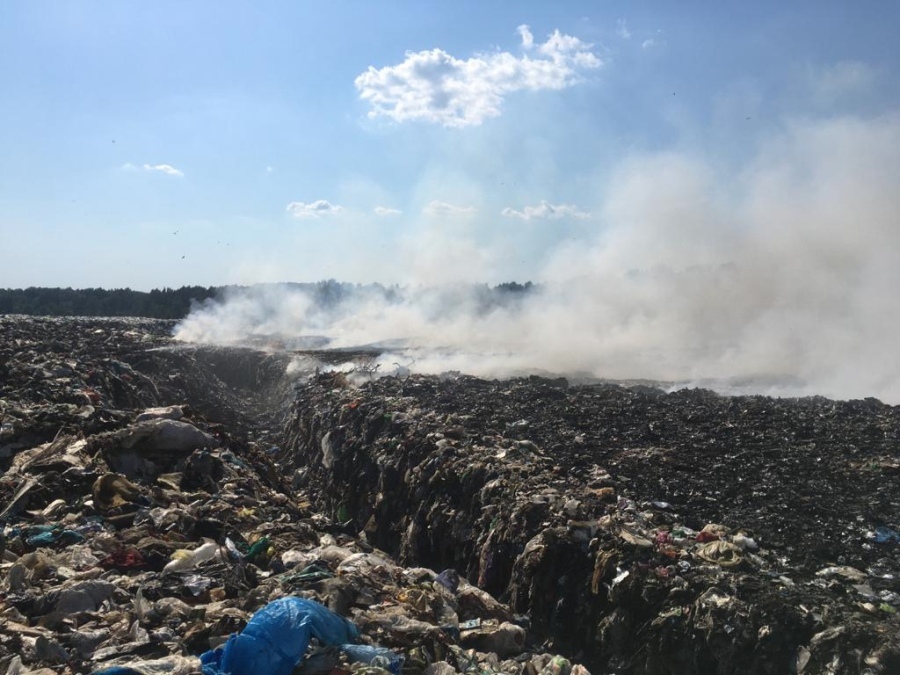 Под Рыбинском продолжают тушить мусорный полигон