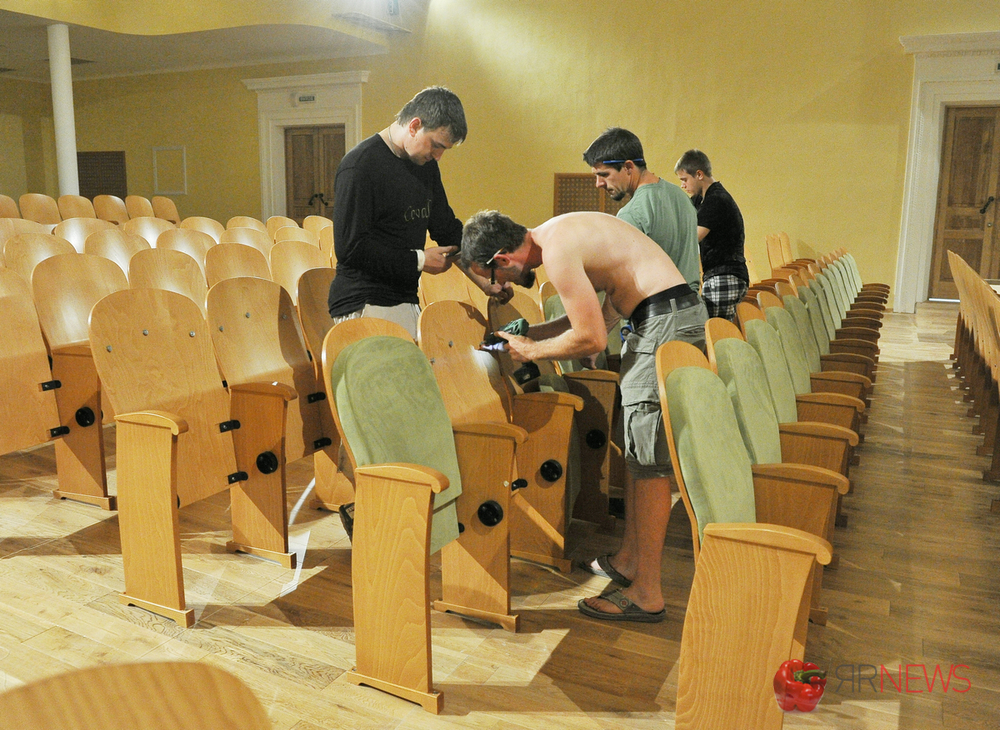 В филармонии Ярославской области устанавливают кресла австрийской фирмы «Цеетнер». С фото
