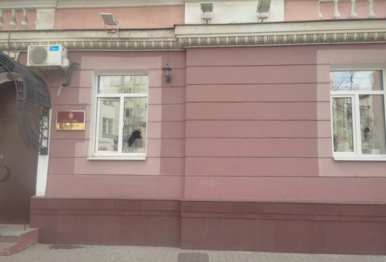 Окна в здании ярославского следственного комитета разбил профессиональный жалобщик