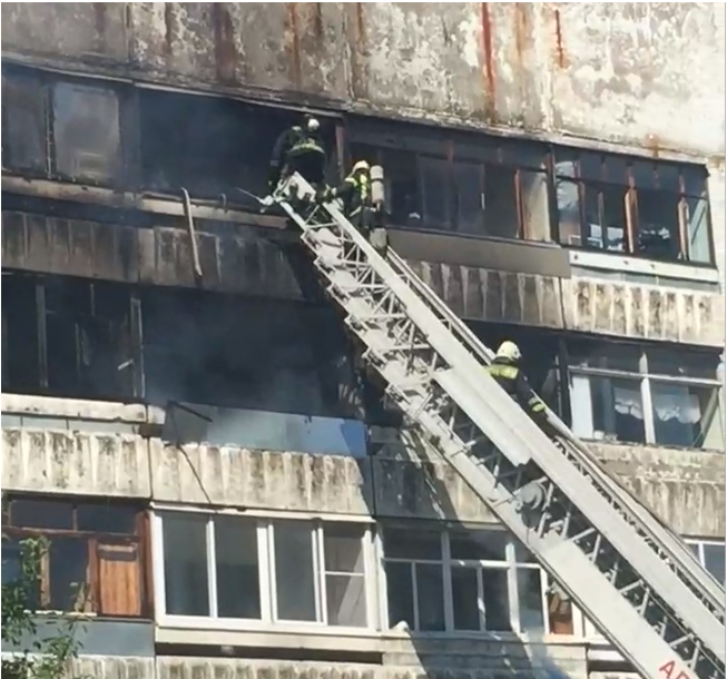 В Ярославле из-за пожара на балконе эвакуировали пенсионерку