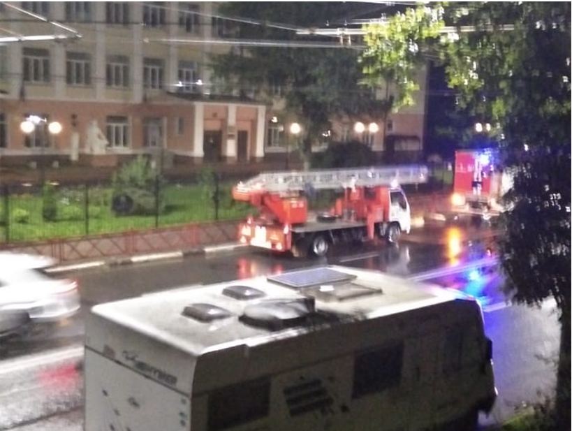 В Ярославле ночью пожарных вызвали к школе