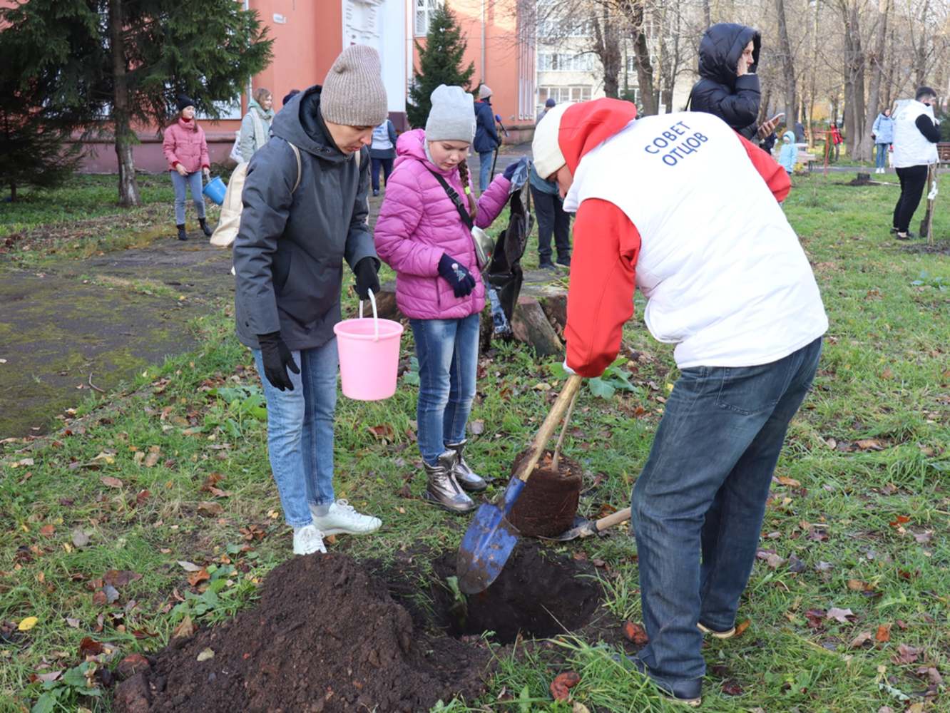 Дерево посажено подрумяненный корж впр. Куликово поле посадка деревьев. Посадка деревьев в Астакасах Чувашской Республики. Посади дерево в честь дня защиты детей. Посадка деревьев Кряш Серда.