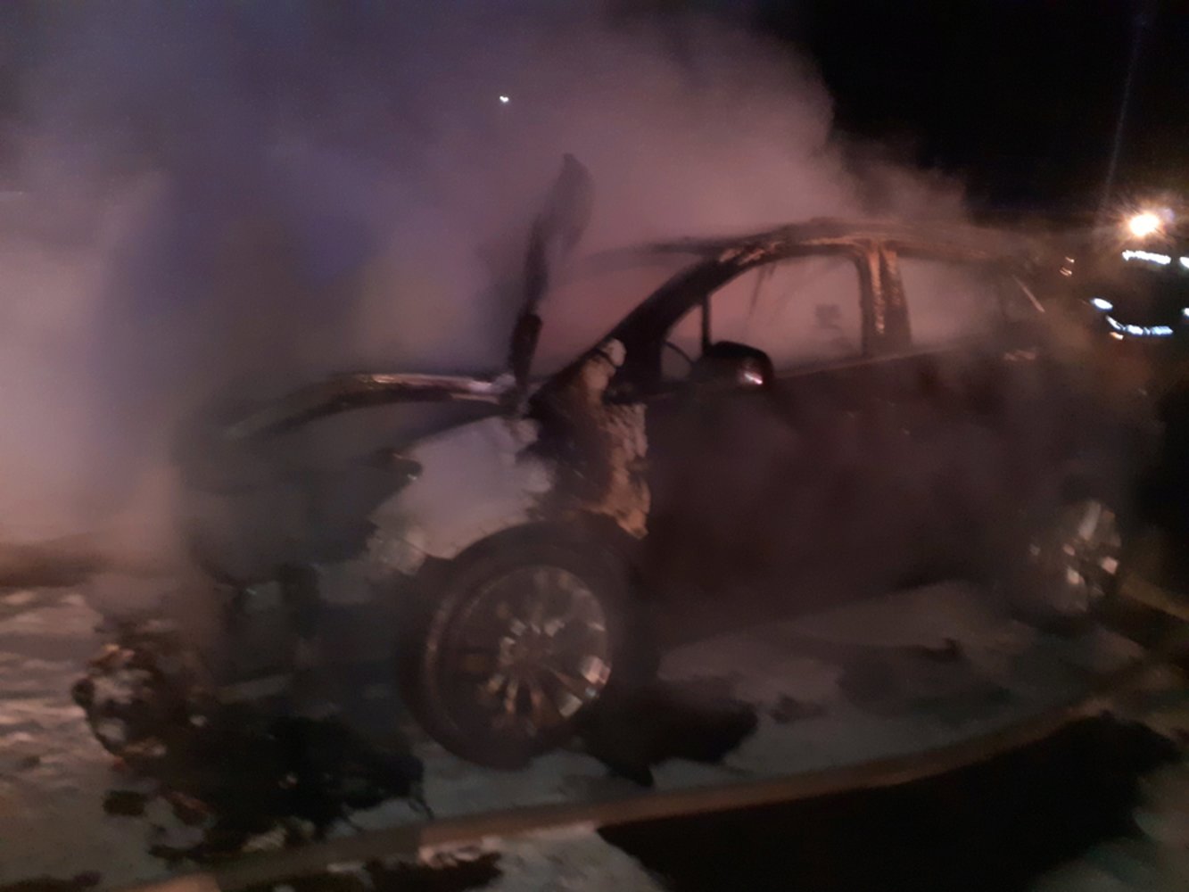 В Ярославле ночью сгорели две машины: видео