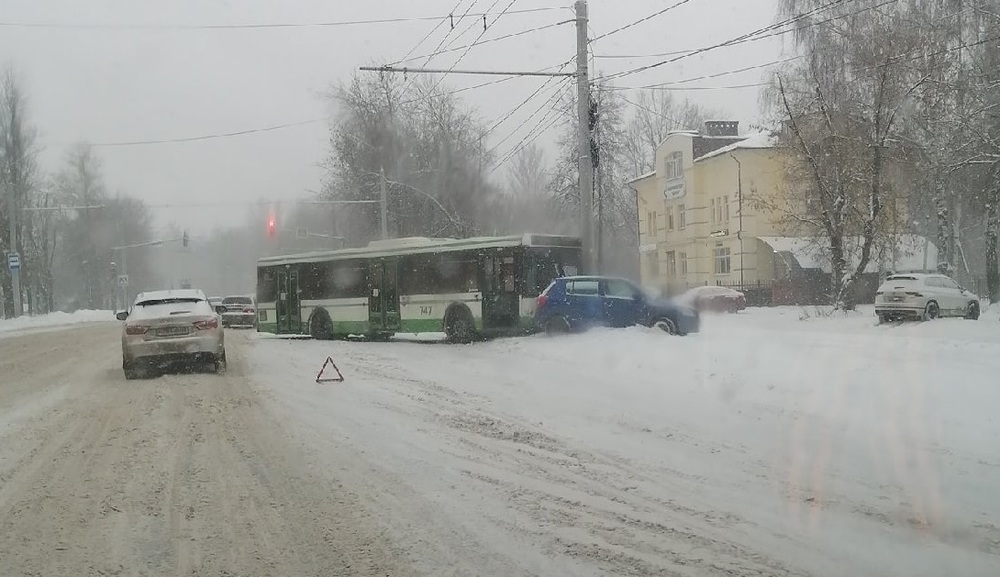 В Ярославле пассажирский автобус врезался в столб