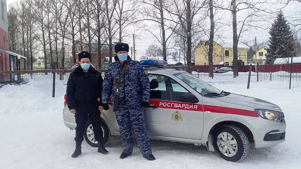 В Ярославле росгвардейцы спасли замерзающего на улице пенсионера в летней одежде