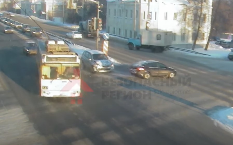 Появилось видео ДТП с «взбесившимся» в Ярославле троллейбусом
