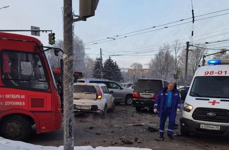 На Горвалу в Ярославле столкнулись три машины: видео аварии с такси