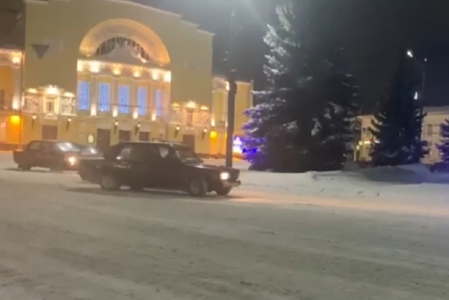 В Ярославле водители «ВАЗов» устроили дрифт-заезд на площади Волкова: видео