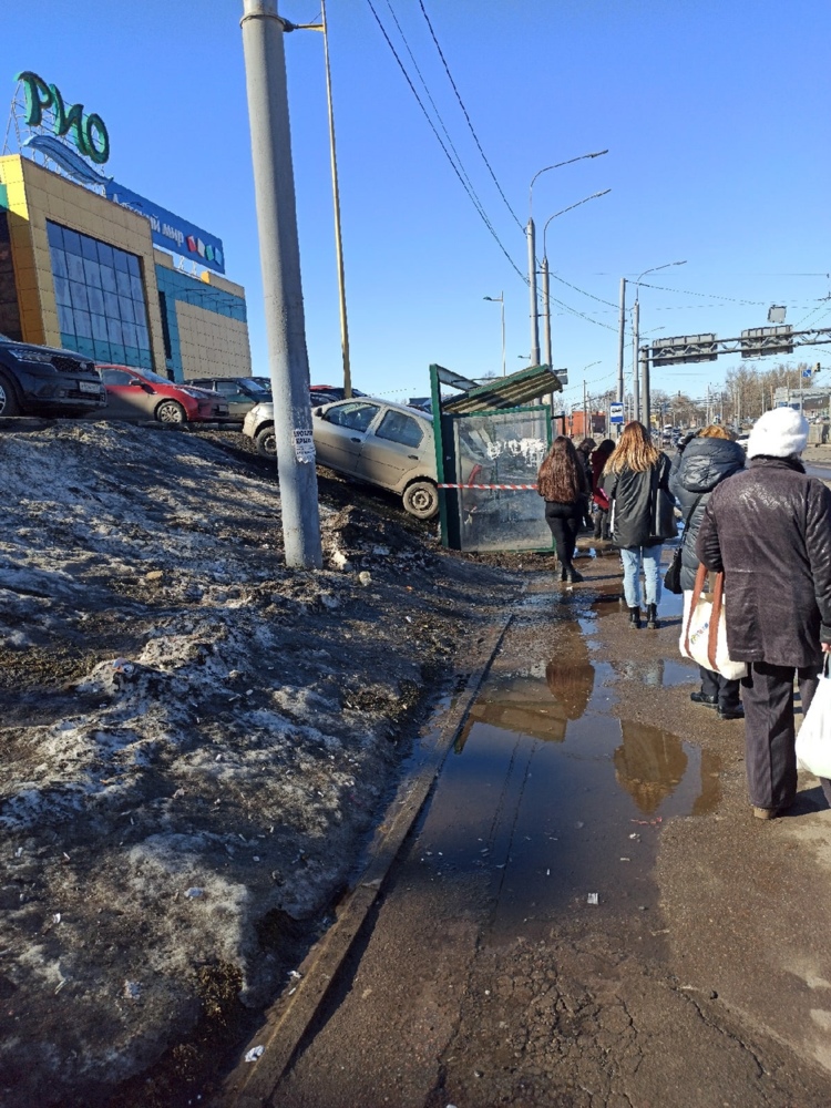 Авария на тутаевском шоссе ярославль сегодня. ДТП Тутаевское шоссе Ярославль. Рио на Тутаевском Ярославль. Остановка машины.