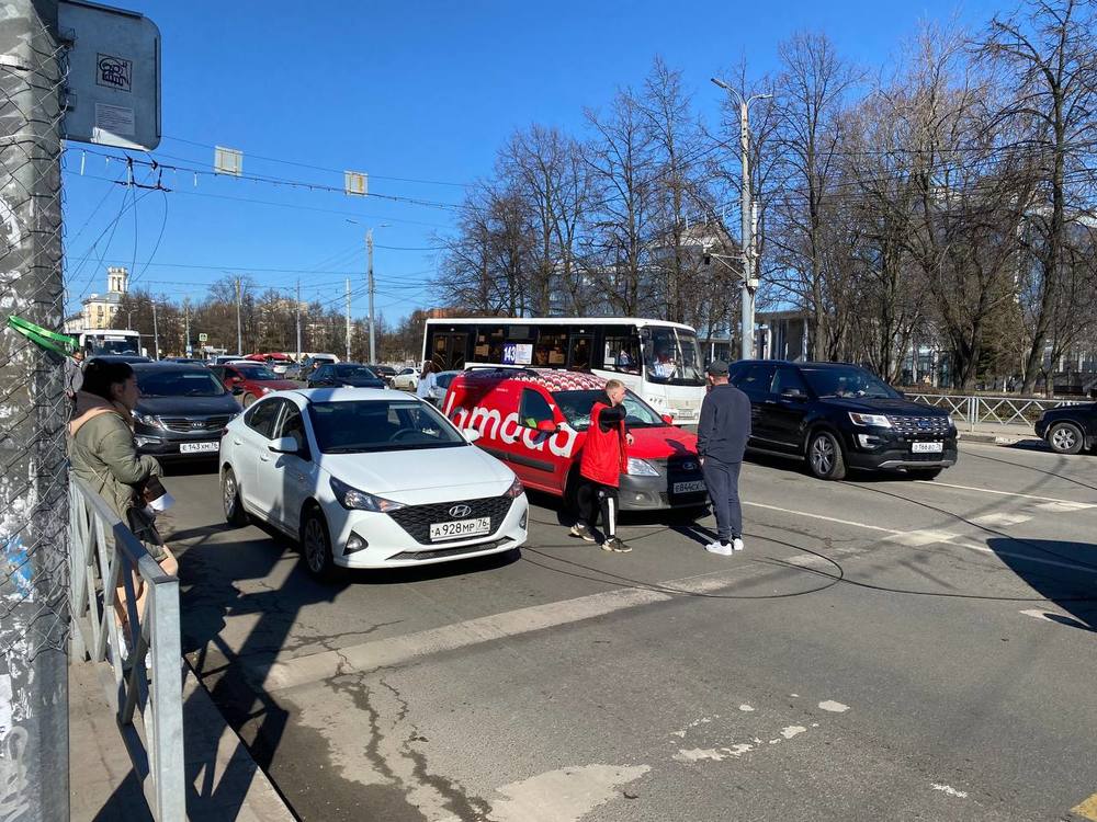 В Ярославле автокран оборвал троллейбусные провода