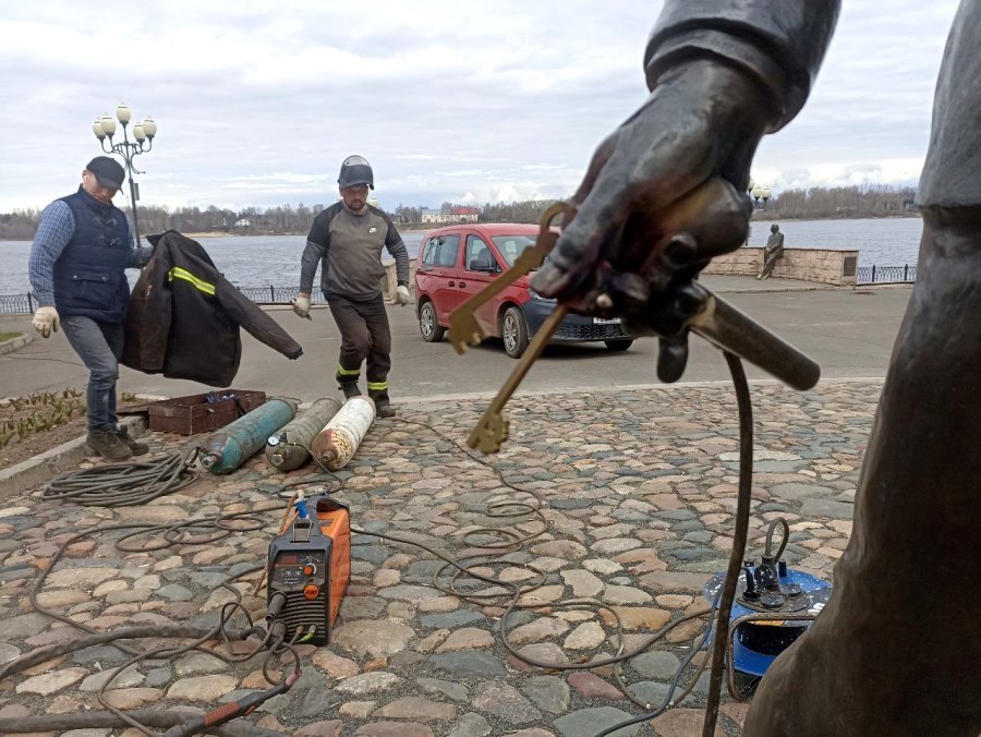 Рыбинской скульптуре Остапа Бендера вернули ключи от квартиры
