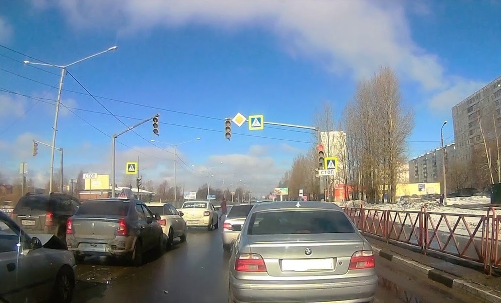 300 машин на тысячу жителей: в Ярославской области растет количество личных автомобилей