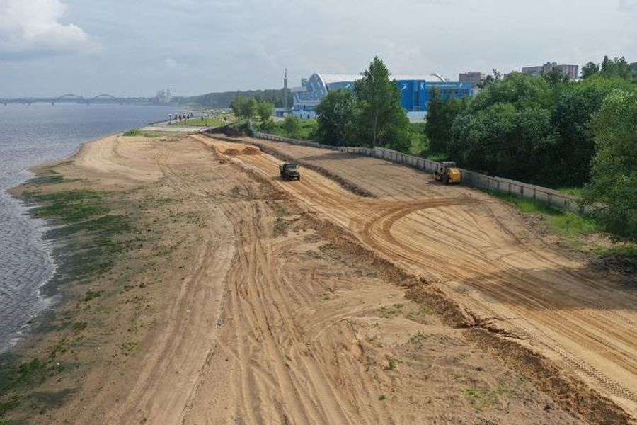 В Рыбинске выравнивают берег для дальнейшего благоустройства набережной