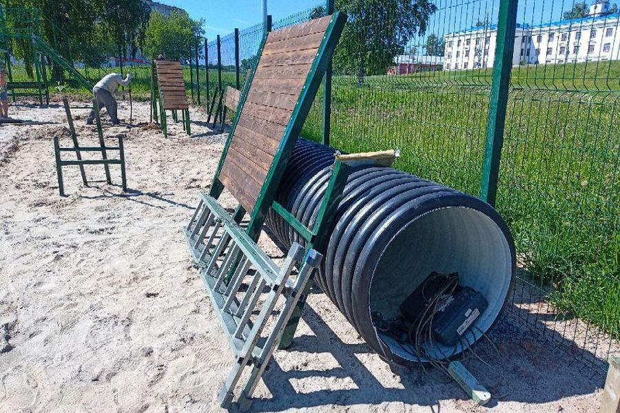 В Рыбинске монтируют спортивные снаряды на площадках для выгула собак