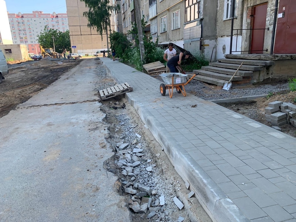 В Рыбинске пешеходные дорожки во дворе выложили плиткой