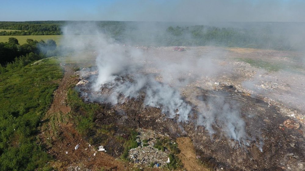 В Ярославской области горит мусорный полигон