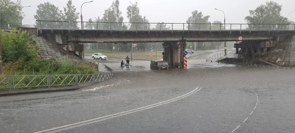 Как в Сочи плывут машины: в Рыбинске затопило улицы и дворы