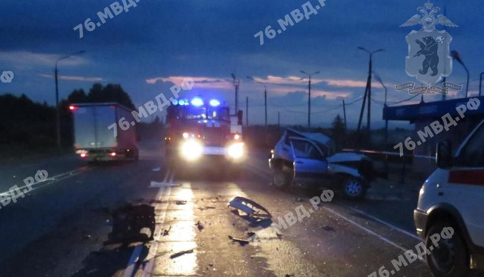 Под Ярославлем легковушка врезалась в грузовик: погиб 45-летний мужчина