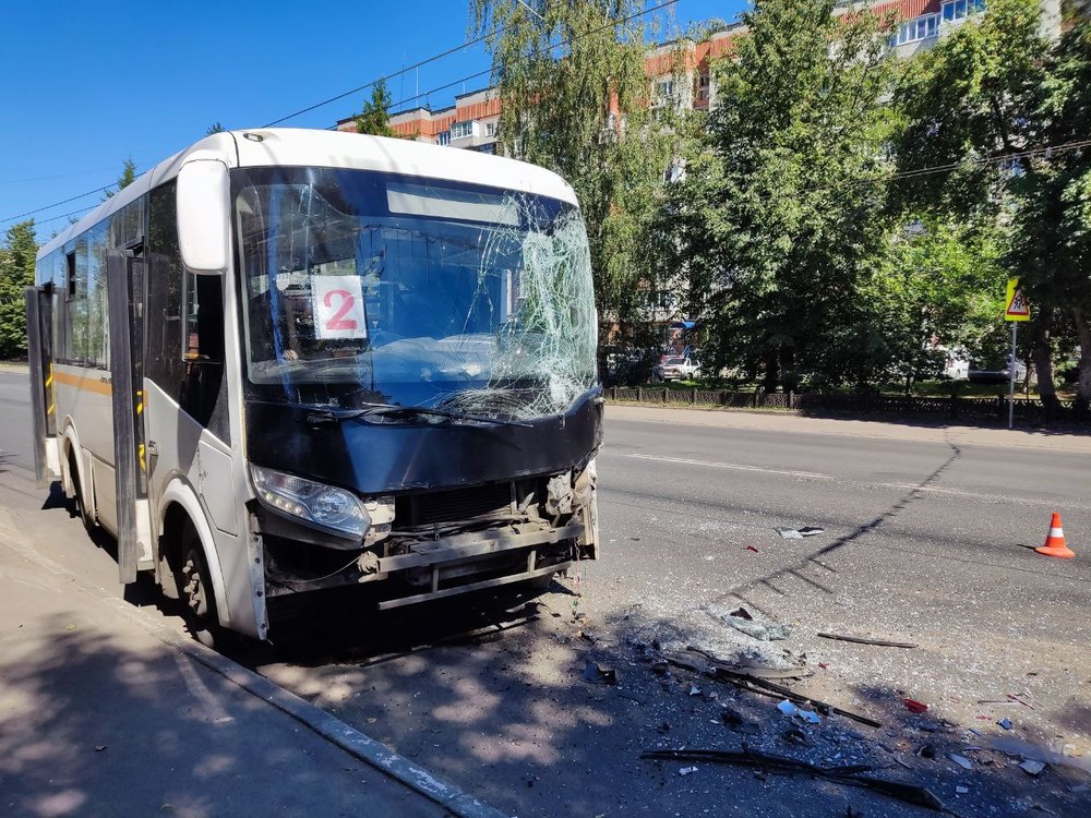 В Ярославле автобус с пассажирами въехал в грузовик