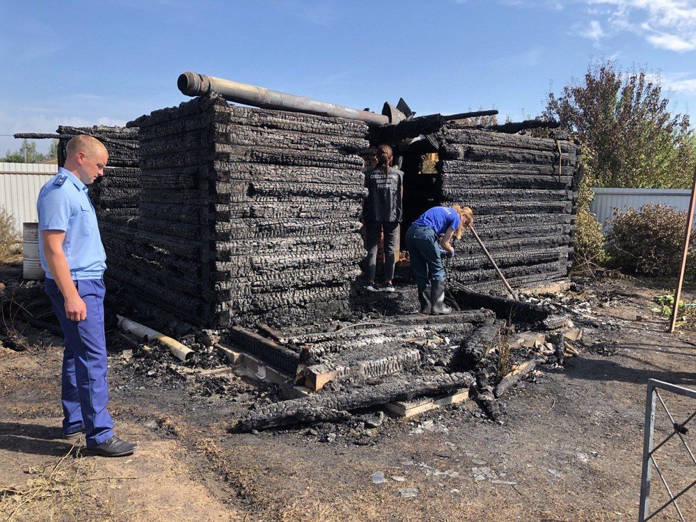 В Ярославской области в сгоревшем доме погибли пенсионерка и двое детей