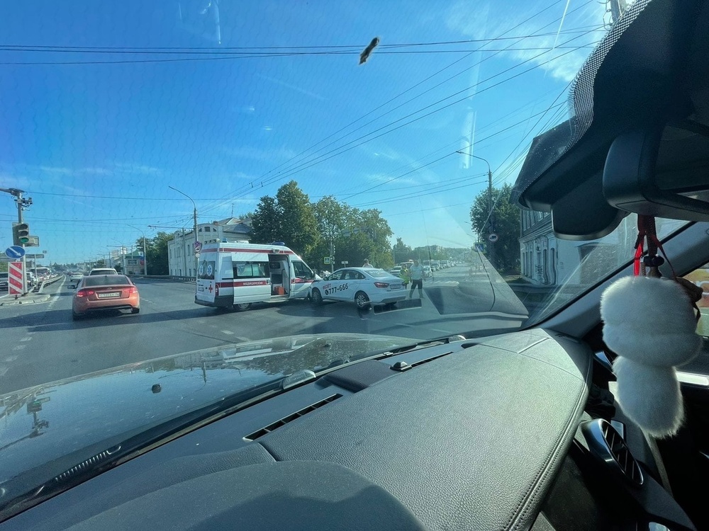 В Ярославле столкнулись машина «Скорой помощи» и такси