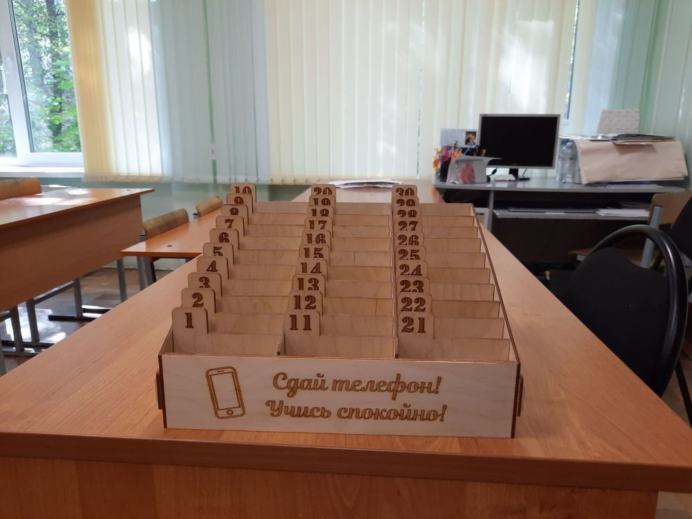 В ярославской школе ввели боксы для хранения телефонов