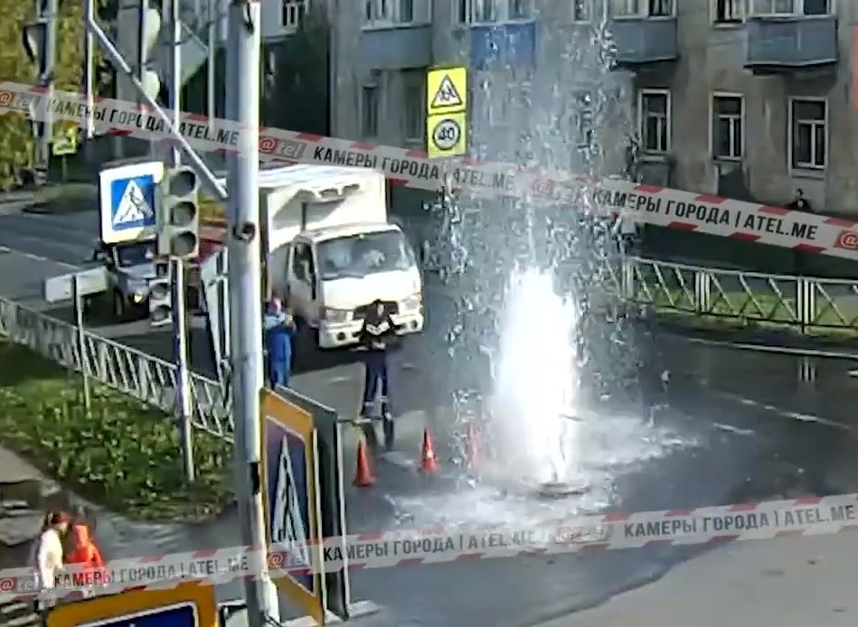 В Рыбинске на пешеходном переходе забил фонтан – видео 