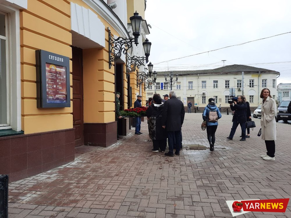 Прощание с ваксманом ярославль. Прощание с Сергеем Пускепалисом. Люди на улице.